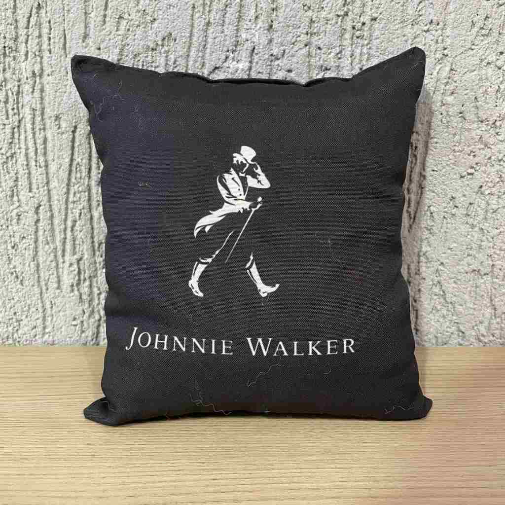 ALMOFADA JOHNNIE WALKER KEEP WALKING PRETA