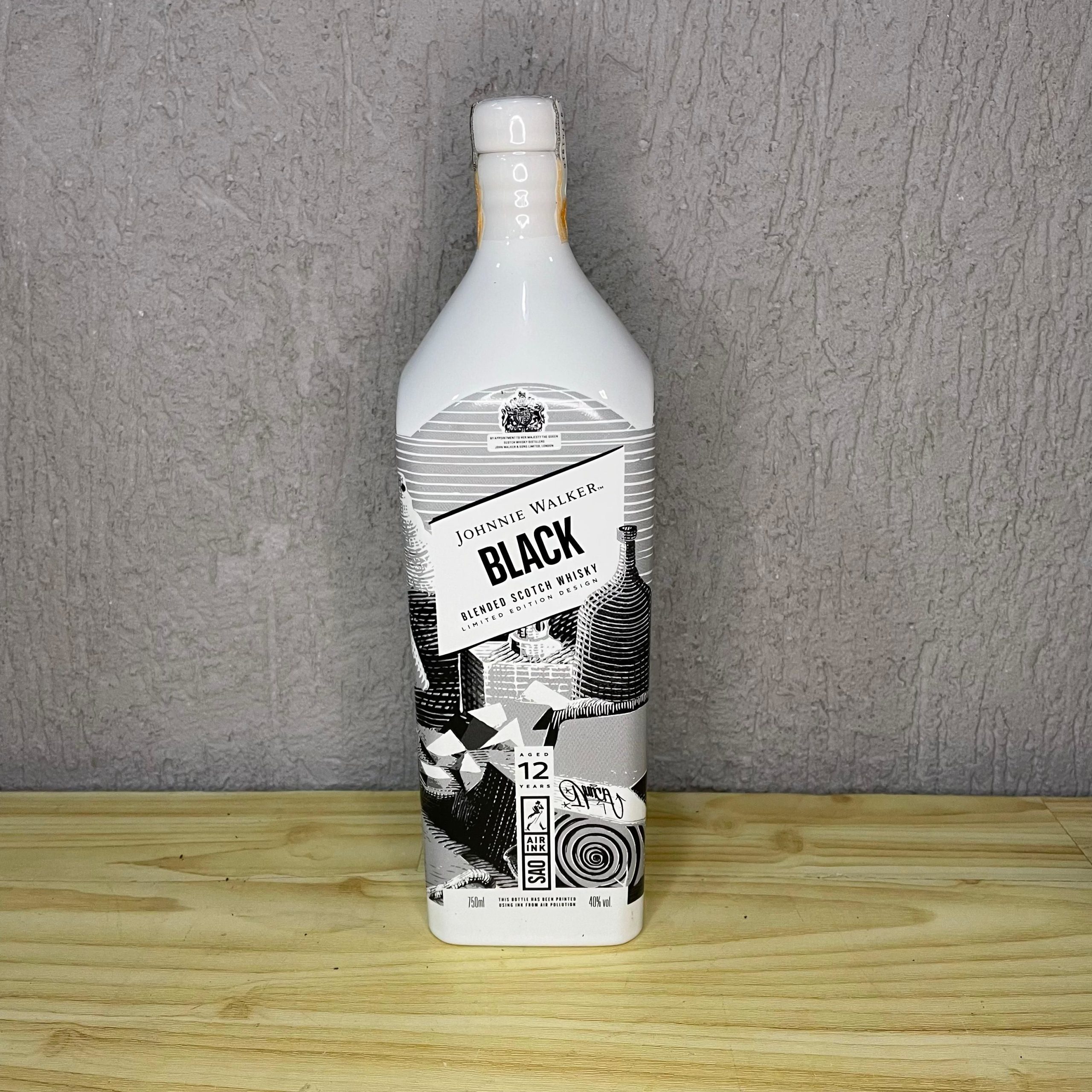 BEBIDA WHISKY JOHNNIE WALKER BLACK LABEL LIMITED EDITION DESIGN BRANCO DE 750ML