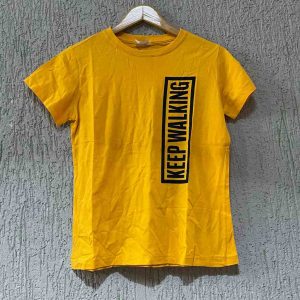 CAMISETA UNISSEX JOHNNIE WALKER KEEP WALKING AMARELA - TAM: G