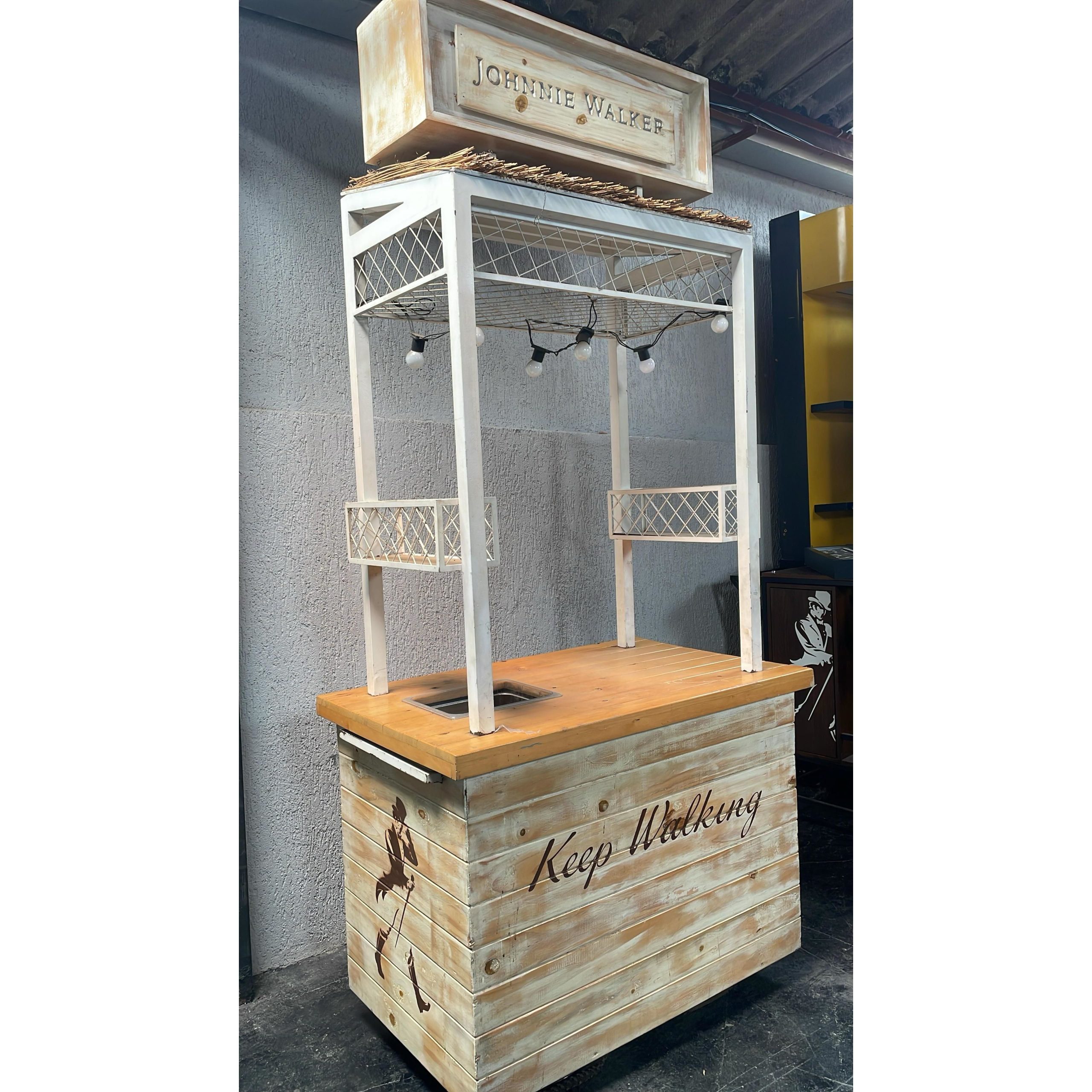 CARRINHO JOHNNIE WALKER KEEP WALKING MADEIRA CLARA