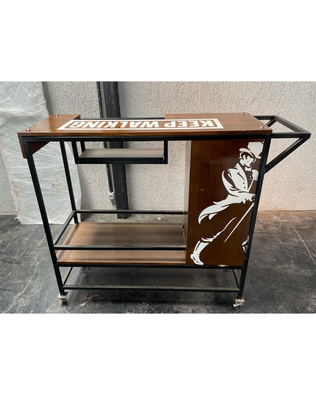 CARRINHO JOHNNIE WALKER KEEP WALKING MADEIRA ESCURA