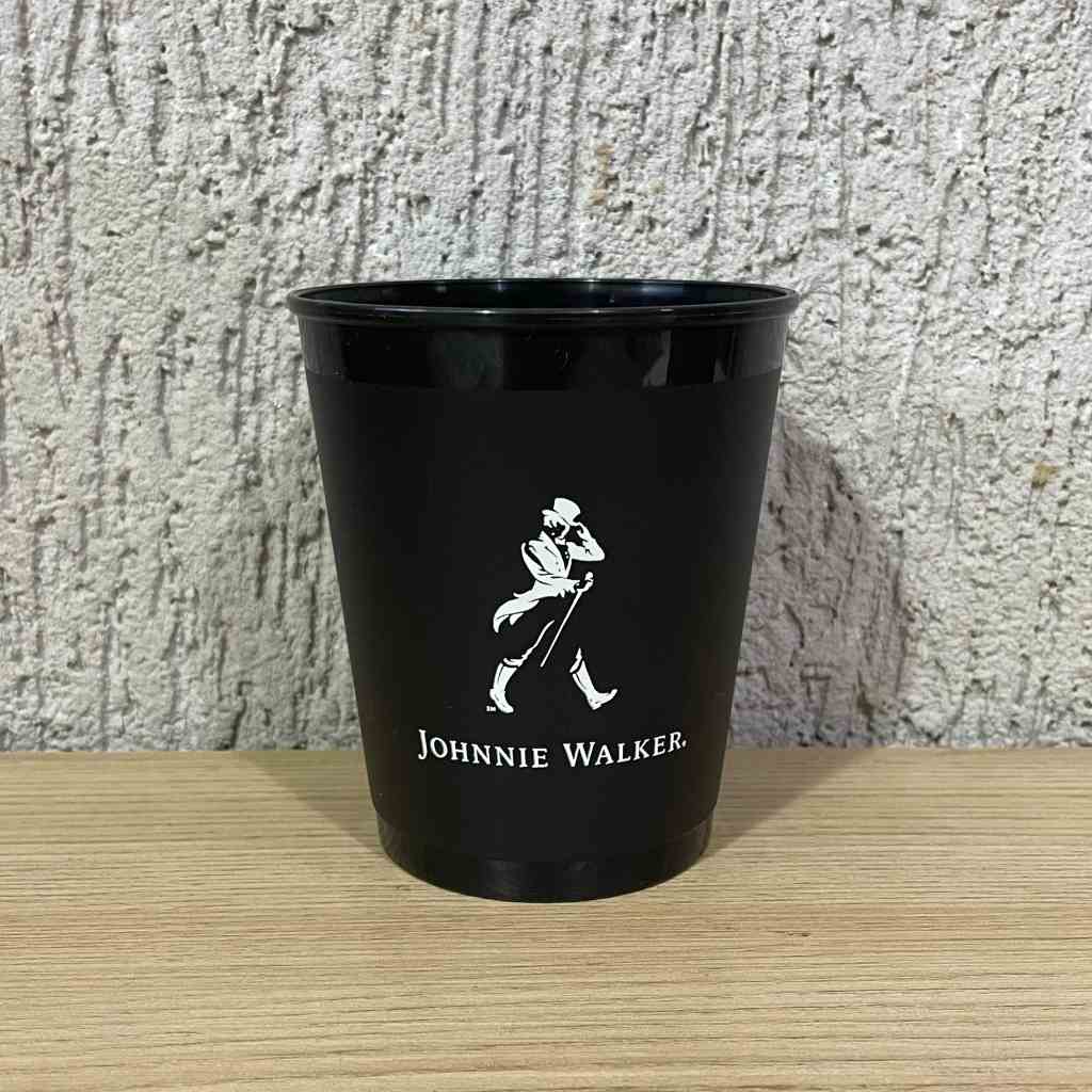 COPO EM PLÁSTICO JOHNNIE WALKER PRETO