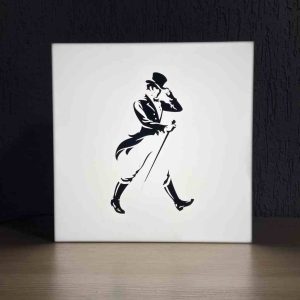 LUMINOSO JOHNNIE WALKER COM FONTE - MEDIDA: ALT: 39CM, LARG: 39CM E PROF: 13CM