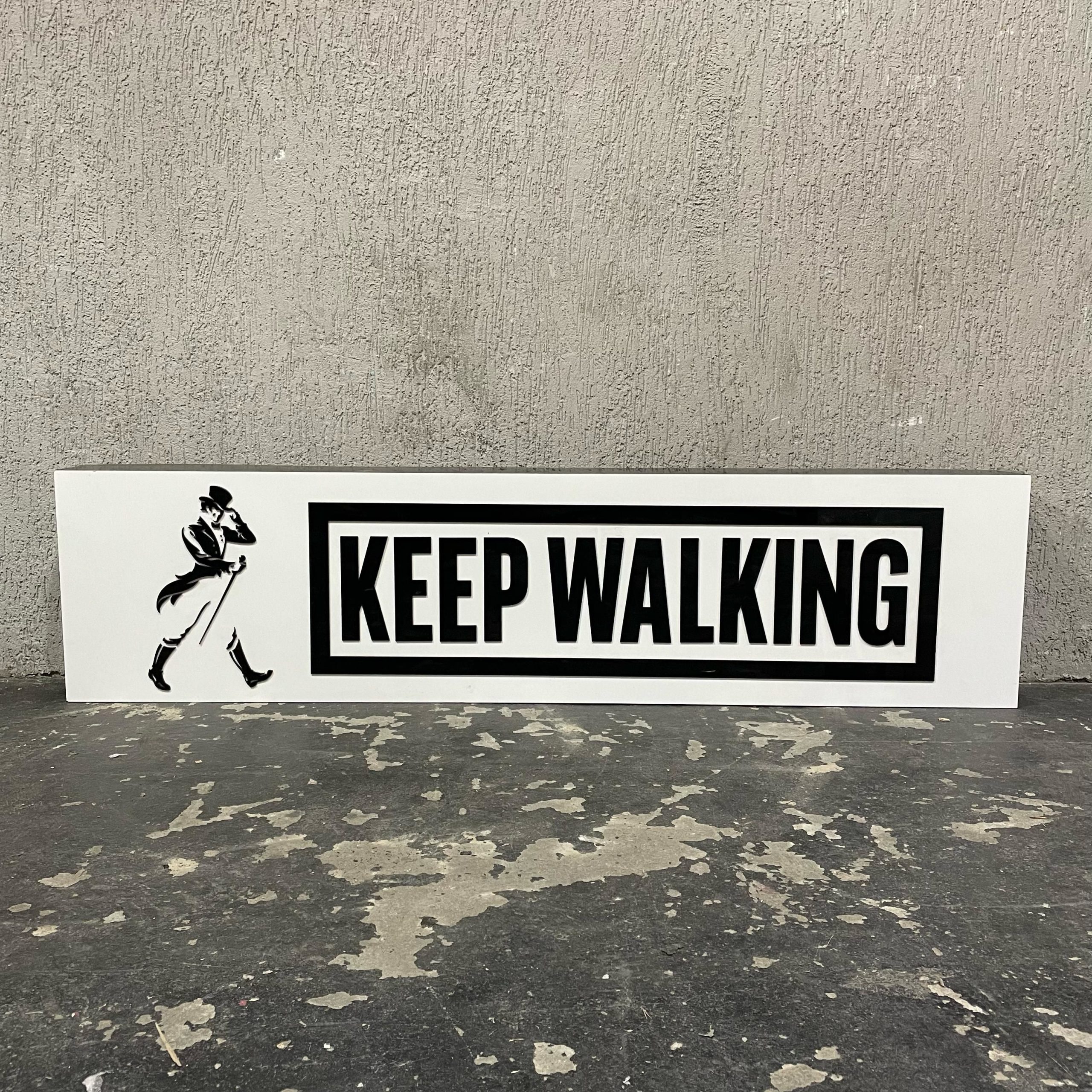 PAINEL COM LOGO JOHNNIE WALKER KEEP WALKING - MEDIDA: ALT: 40CM X LARG: 1,60M X P: 13CM