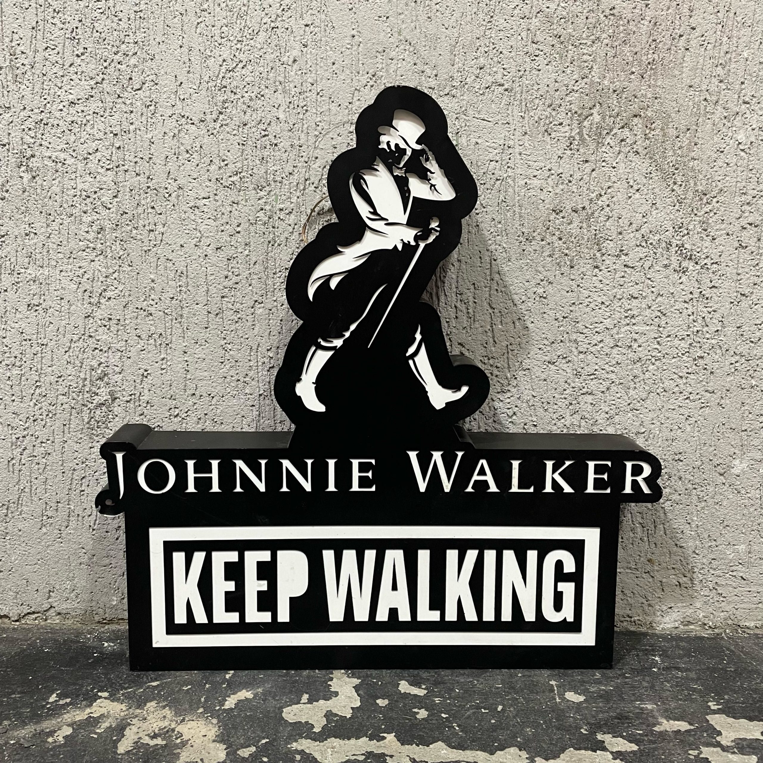 PAINEL JOHNNIE WALKER KEEP WALKING - MEDIDA: ALT: 60CM X LARG: 59CM X P: 8CM