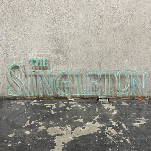 PAINEL THE SINGLETON - MEDIDA: ALT: 30CM X LARG: 94CM