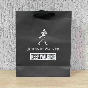 SACOLA JOHNNIE WALKER PRETA - MEDIDA: ALT: 29CM, LARG: 25CM E PROF: 10CM